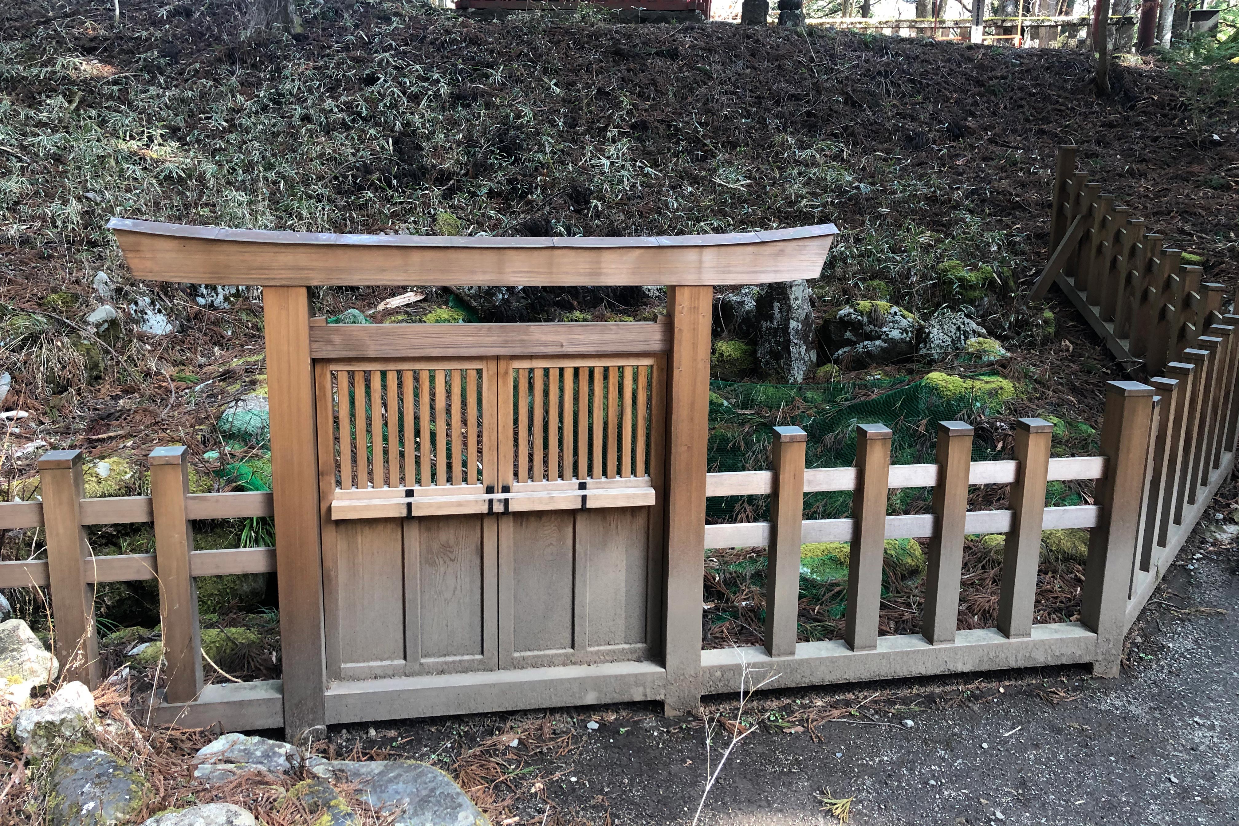 在泷尾神社后面的地方有个淡水泉。清酒酿造者对这个泉水的力量充满信心，因为据说用这个水制成的任何清酒都非常美味可口。<br />每年酿酒商会在二荒山神社花园内的泉水区进行两次祭典。在五月的泉水祭期间，他们向神明致谢并向神明报告上一个酿造季节的状况。在酿造季节开始的水稻收成之后，就举办十月的秋天祭。此时，酿酒商会祈祷酿酒季节安全且成功。