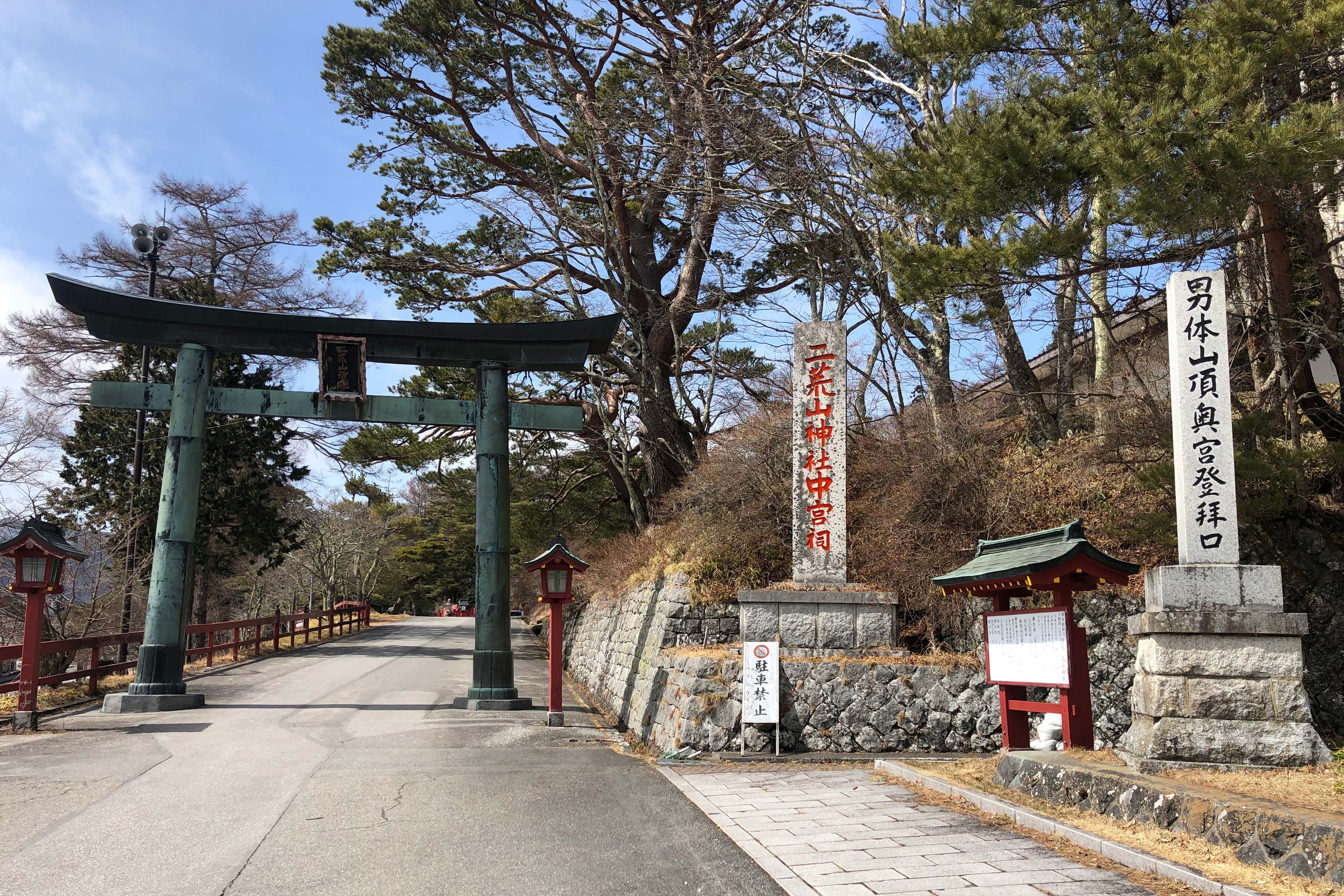 中宫祠神社是日光二荒山神社的一部分。二荒山神社最初建造在男体山山顶，由僧侣修验者胜道上人（735–817）于782年创设。原本男体山被称为二荒山，「二荒」的另一种日语读音近似「日光」的读音，因此而得「日光」之名。二荒山神社在日光拥有3400公顷的土地，其中包括位于中禅寺湖畔的中宫祠、坐镇在男体山顶的奥宫，还有华严瀑布、伊吕波山道与日光国家公园的山脉。<br />位于中禅寺的立木观音原本是供奉在中宫祠，但在1902年发生山崩之后，它就跨过湖而移往中禅寺。<br /><br />中宫祠的主要设施<br /><br />神乐殿<br />每天，神社的少女们都会向神社的神明表演神乐或神圣的舞蹈。 大己贵命也被称为大国主，是日本万神殿中的主要神明，会为人们带来好运。<br /><br />参拜堂与内部圣殿<br />两座建筑均于1701年完工，被指定为重要文化财产。二荒山神社的主要神明被供奉在内部圣殿，参拜与仪式在参拜堂举行。<br /><br />七福神<br />这里是源自中宫祠的主要神明大己贵命，在神社内祭祀有七位幸运神。<br /><br />登拜道<br />通往男体山山顶的登山道入口，位于本殿建筑的前方尽头。全长约6公里，开放时间为4月25日至11月11日。<br /><br />宝物馆<br />二荒山神社博物馆收藏了许多剑，包括日本最长的剑”祢祢切丸”（重要文化财产）。 展出的其他珍品还包括十四世纪的三基神轿与从男体山山顶出土的物品（重要文化财产）。<br /><br />中宫祠稻荷神社<br />在中宫祠境内，是祭祀宇迦之御魂神的稻荷神社，这是一个可保佑五谷丰收的神明。宇迦之御魂神还被视为可以为生意带来繁盛的神明。