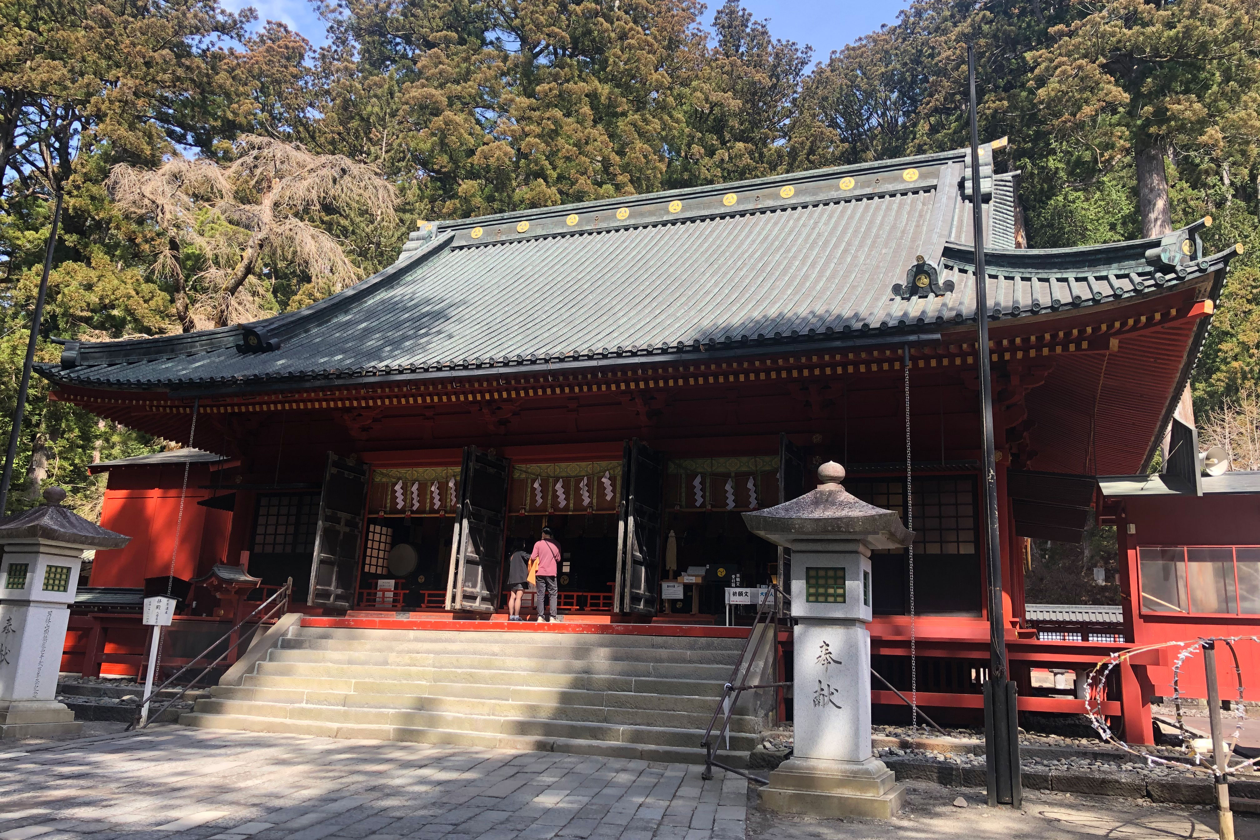 神道教神社有两个主要建筑，一个是参拜堂（拜殿），另一个是内部圣殿（本殿）。拜殿通常比本殿大，因为它是进行宗教仪式和允许信徒聚集的地方。<br />中宫祠神社的本殿始建于1701年，拥有男体山的精神。它用于围绕敬拜男体山的仪式。男体山在 每年7月31日至8月7日举行登拜大祭，将神圣的祭品搬到山顶的神社。 这可让信徒直接在神明面前祈祷，是日本独一无二的祭典。<br />本殿和拜殿的弯曲山墙是日本神社和庙宇的特色。覆盖建筑物的鲜红色油漆主要是氧化铁，具有很高的耐气候性。两座建筑均被指定为重要文化财产。