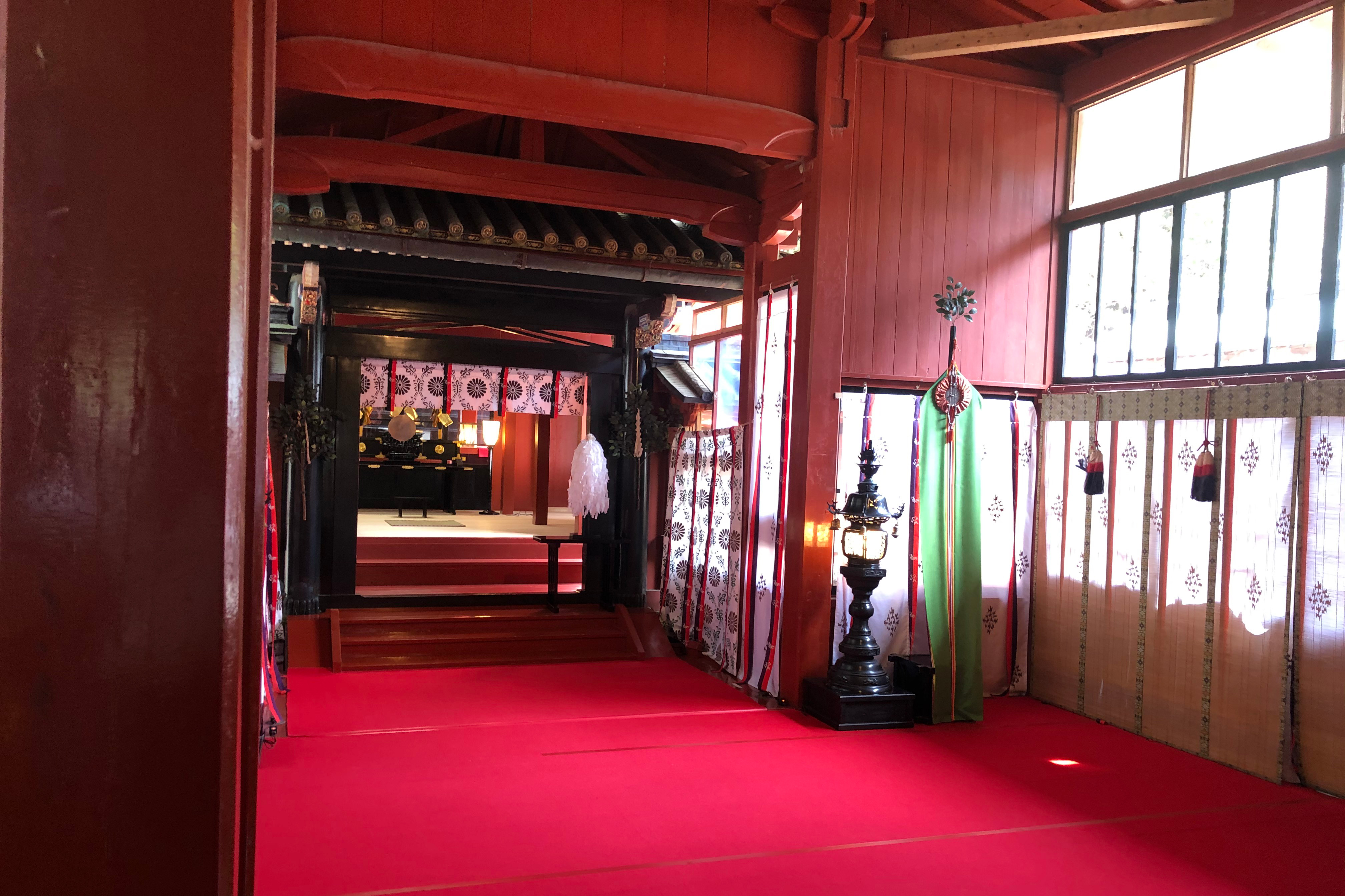 神道教神社有两个主要建筑，一个是参拜堂（拜殿），另一个是内部圣殿（本殿）。拜殿通常比本殿大，因为它是进行宗教仪式和允许信徒聚集的地方。<br />中宫祠神社的本殿始建于1701年，拥有男体山的精神。它用于围绕敬拜男体山的仪式。男体山在 每年7月31日至8月7日举行登拜大祭，将神圣的祭品搬到山顶的神社。 这可让信徒直接在神明面前祈祷，是日本独一无二的祭典。<br />本殿和拜殿的弯曲山墙是日本神社和庙宇的特色。覆盖建筑物的鲜红色油漆主要是氧化铁，具有很高的耐气候性。两座建筑均被指定为重要文化财产。