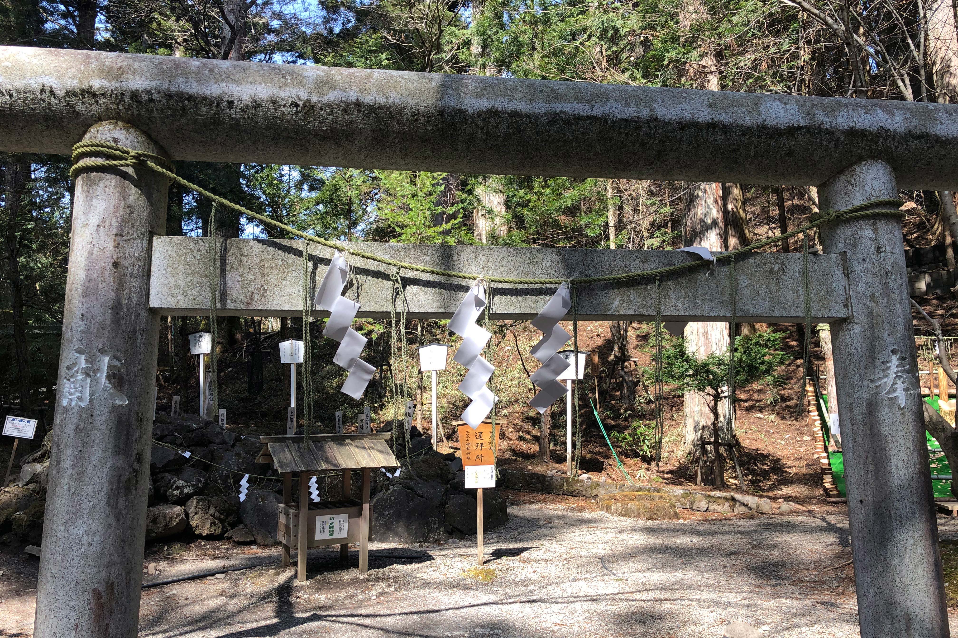 神社的花园内有几座历史上很重要的神社建筑，同时可以更仔细地参观参拜堂（拜殿）和主殿（本殿）。花园内还设有一个被认为是青春之泉的泉源和一个小休息区，为客人供应抹茶和用泉水泡制的咖啡。