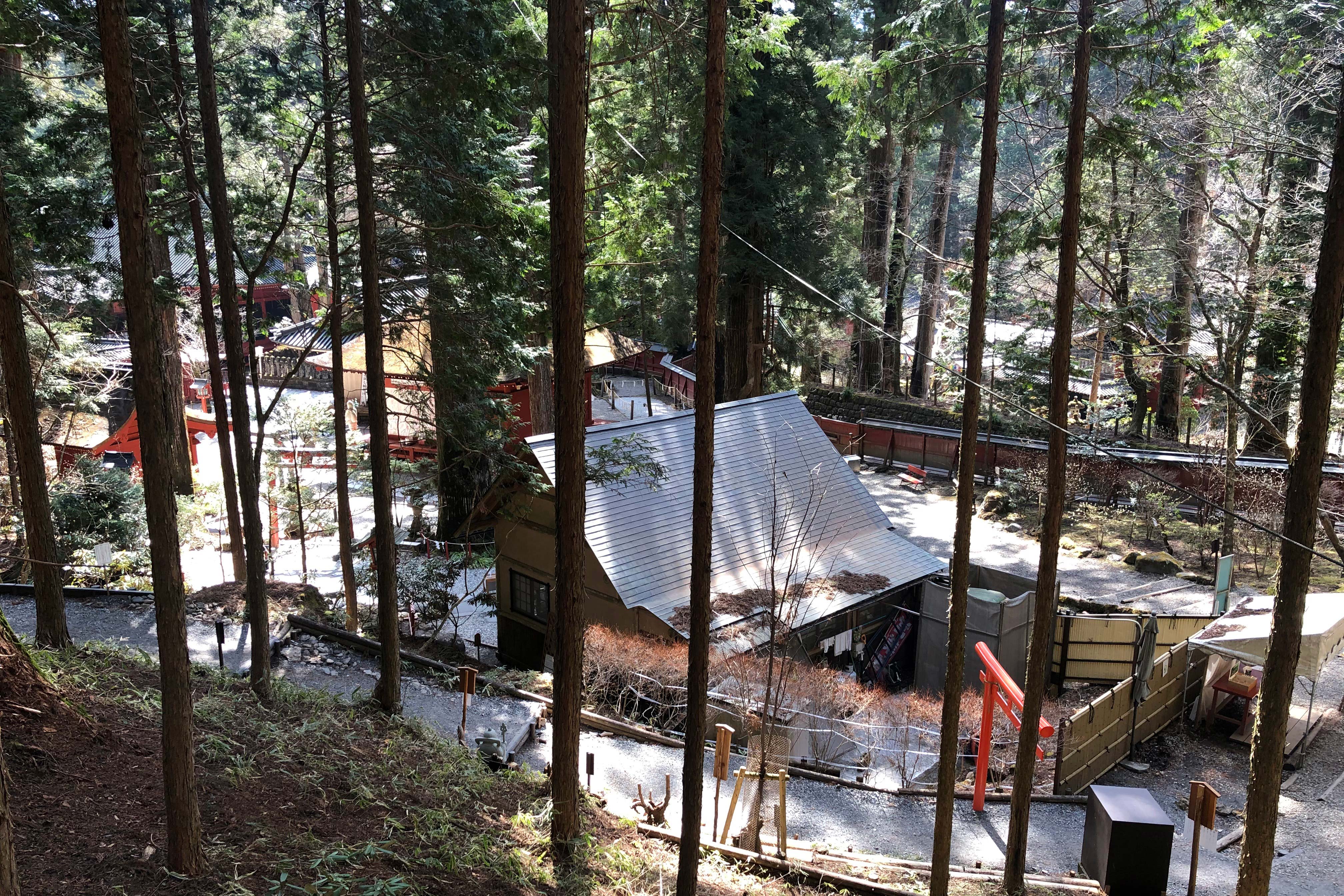 神社的花园内有几座历史上很重要的神社建筑，同时可以更仔细地参观参拜堂（拜殿）和主殿（本殿）。花园内还设有一个被认为是青春之泉的泉源和一个小休息区，为客人供应抹茶和用泉水泡制的咖啡。