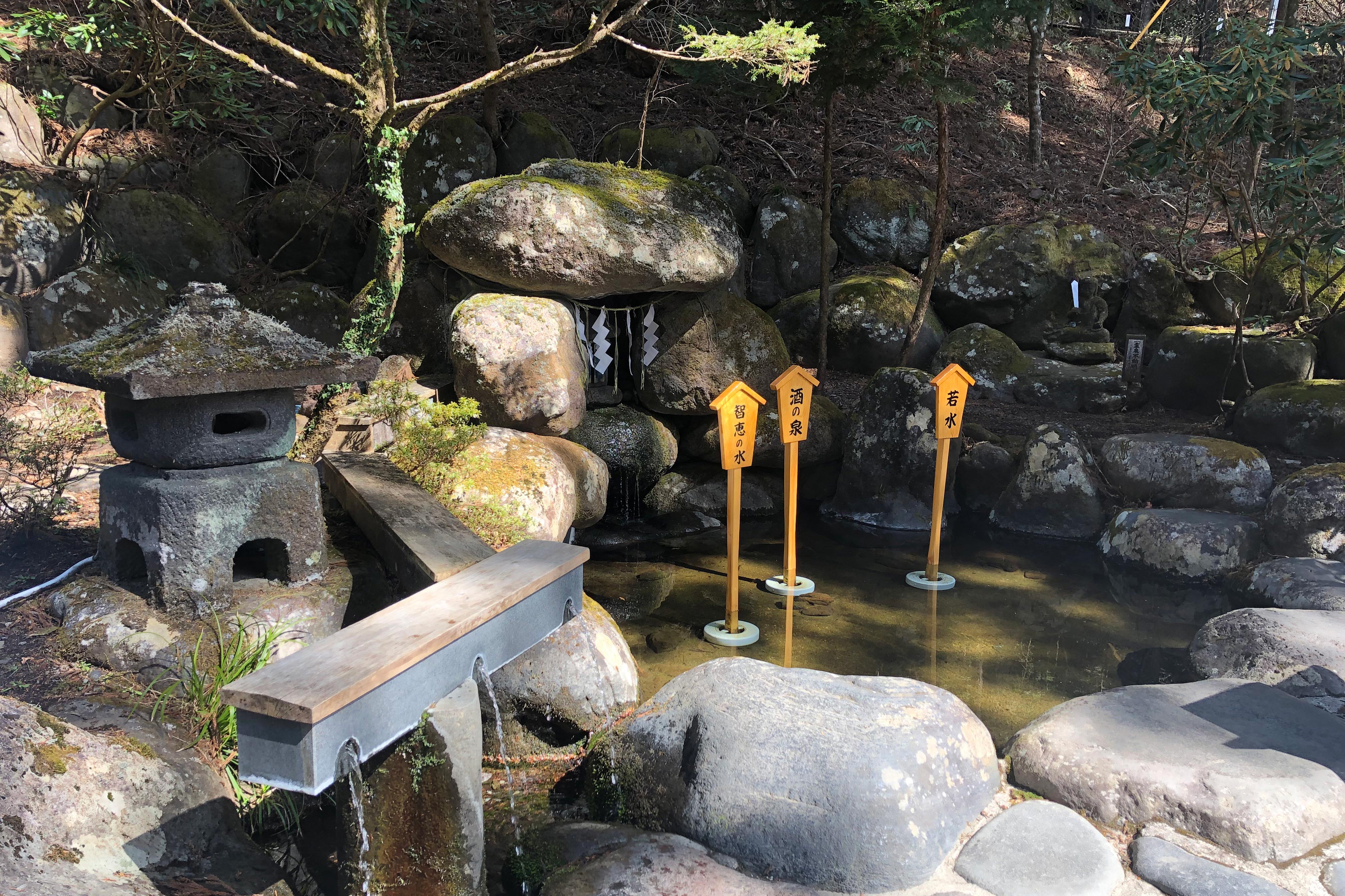 此泉水引自二荒山神社周边的两处圣泉。<br /><br />一处是本殿背后的恒灵山涌出的“药师灵水”，据说能治疗眼疾。<br /><br />还有一处是“酒泉”。泉眼位于此地以西约1公里的泷尾神社附近。<br /><br />用“酒泉”之水酿造的日本酒，其味道也更加美味特别。每年春秋季节，全国的酿酒业者都会到这里来取水作为酿酒的种水。本社的入口附近放置的酒桶，就是这些酿酒业者的敬奉之物。<br /><br />二荒灵泉的水作为“回春泉”也广为人知，祈求健康和永保青春的参拜者常常到这里打水饮用。
