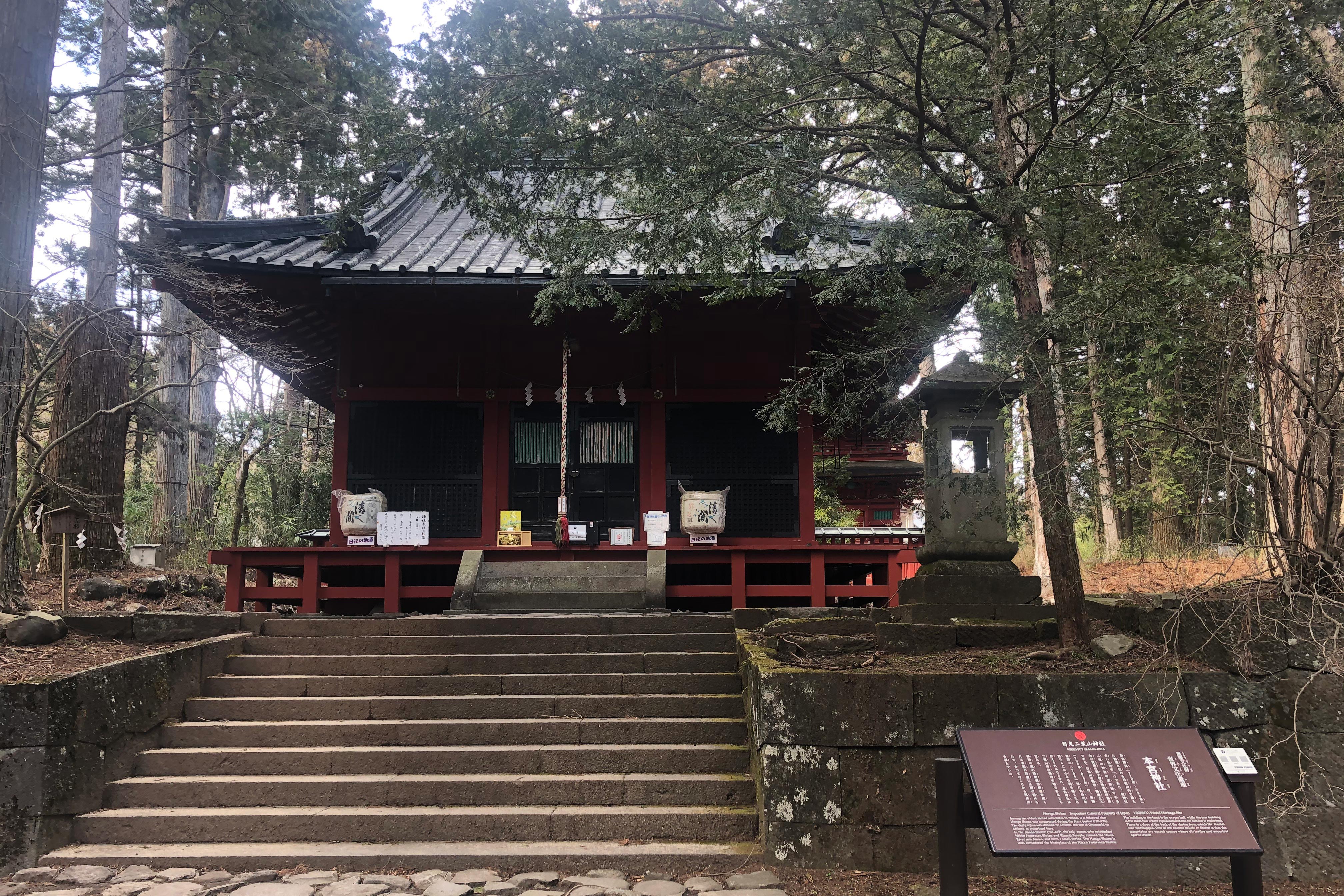 据说建立于奈良时代（710年-794年），是日光最古老的神社之一。供奉的神明是味耜高彦根神，也是二荒山神社主供奉的大已贵神的御子神（儿子）。<br /><br />二荒山神社和轮王寺的开山鼻祖——胜道上人（735年-817年），于766年首先渡过大谷川进入日光，修建了这座小小的祠堂。因此，本宫神社也可以说是二荒山神社的发祥地。<br /><br />供参拜者祈祷的拜殿在前，供奉着味耜高彦根神的本殿在后。本殿的背面设有一扇门，过去曾从这里朝拜男体山。在山岳信仰中，“山”作为栖息着神明与先祖的魂灵的神圣之地而受到敬拜。