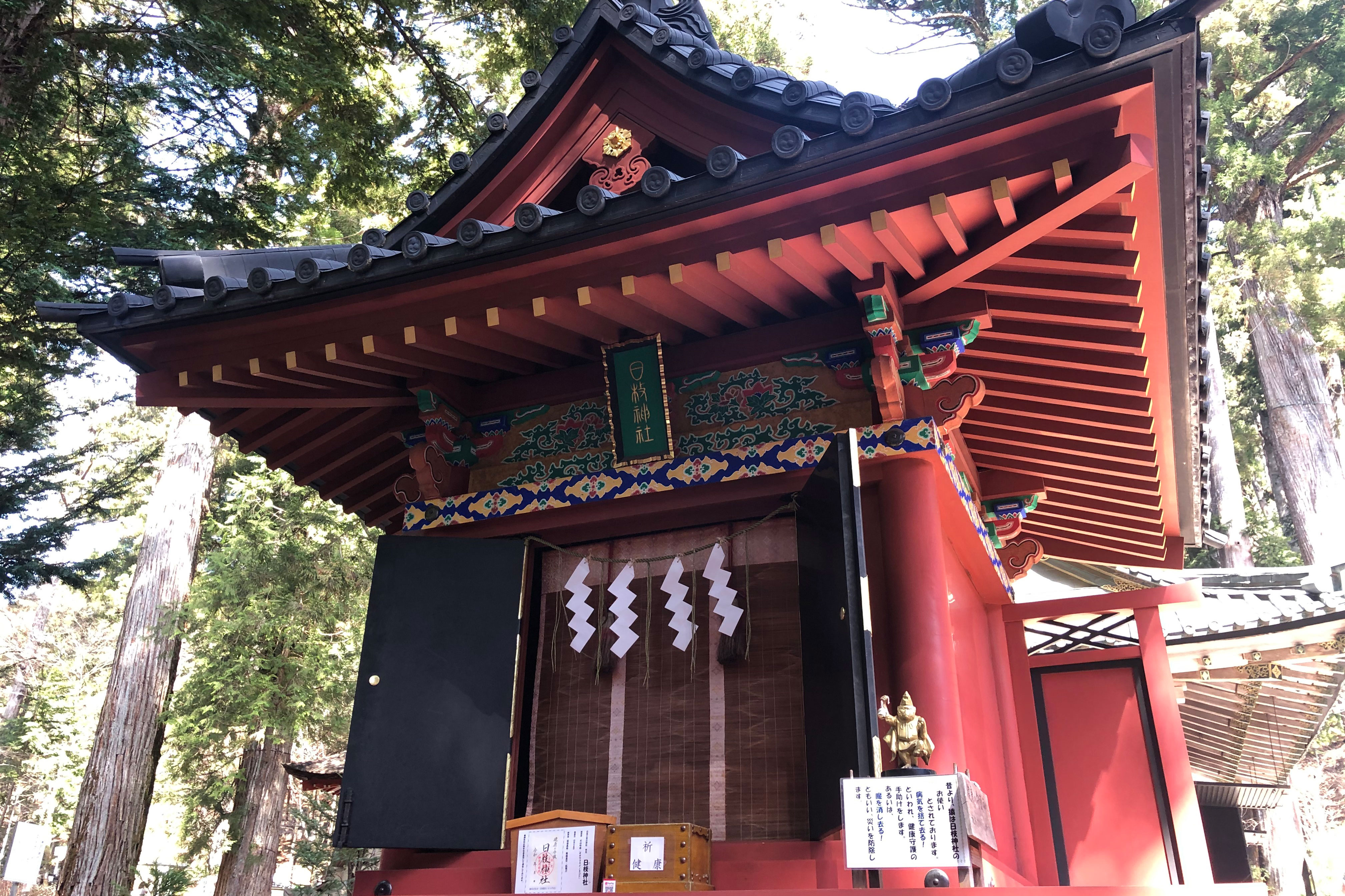 กล่าวกันศาลเจ้าฮิเอะถูกสร้างขึ้นครั้งแรกในปี ค.ศ. 848 ส่วนศาลเจ้าที่เห็นในปัจจุบันนั้นเป็นศาลที่สร้างขึ้นในปี ค.ศ. 1644 ประดิษฐานเทพเจ้าของชินโตชื่อเทพโอยามะคุอิโนะมิโคะโตะซึ่งเป็นเทพเจ้าแห่งภูเขาและสุขภาพที่ดี ในตอนแรกสุดศาลเจ้าถูกสร้างขึ้นโดยพระเอ็นนิน (ค.ศ. 794 - 864) เจ้าอาวาสผู้นำทางศาสนารุ่นที่ 3 ของศาสนาพุทธนิกายเทนไดซึ่งญี่ปุ่นรับมาจากประเทศจีนในศตวรรษที่ 9 วัดรินโนจิของนิกโกก็คือวัดพุทธในนิกายเทนไดเช่นกัน จิตวัญญาณศักดิ์สิทธิ์ของเทพเจ้าโอยามะคุอิโนะมิโคะโตะที่ประดิษฐานอยู่ ณ ศาลเจ้าแห่งนี้อัญเชิญมาจากศาลเจ้าฮิเอในวัดเอ็นเรียวคุจิแห่งเขาฮิเอที่อยู่ใกล้เกียวโตและเป็นวัดศูนย์กลางของนิกายเทนไดของญี่ปุ่น ที่นี่ถือได้ว่าเป็นอนุสรณ์แห่งการหลอมรวมศาสนาพุทธกับศาสนาชินโตเข้าด้วยกันก่อนสมัยเมจิ (ค.ศ. 1868 - 1912) การหลอมรวมเข้าด้วยกันทางศาสนานี้มีศาสนาพุทธนิกายเทนไดเป็นผู้บุกเบิก
