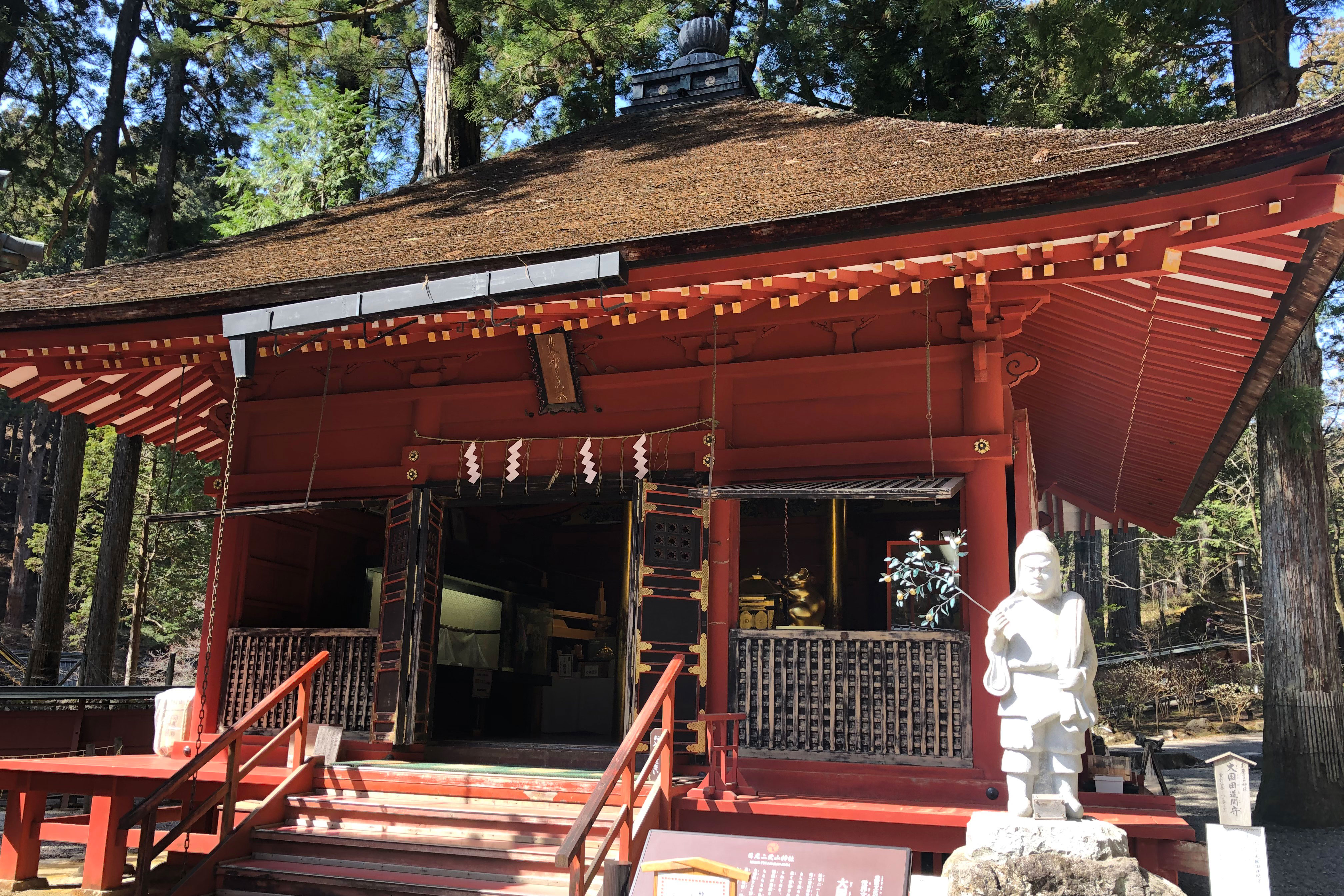 修建于1745年，供奉着在日本被广泛信仰的招福之神“大黑天（摩诃迦罗）”。在日光二荒山神社里，则被称作为“招福大国(黑)（Lucky Daikoku）”享有盛名。<br /><br />大黑天是佛教七福神之一，并被认为与掌管农业、商业、医疗的大已贵神是同一神祇。大已贵神在日本最早的史书《古事记》（公元712年）中也有记载。在到明治时代(1868年-1912年)之前，日本的佛教与神道相互融合，日光二荒山神社也就同时供奉着大已贵神和大黑天两位神明。<br /><br />大国殿內除了供参拜的供奉处之外，还摆放着各种大黑天的画像。<br /><br />立于入口右侧的石像是田道间守。田道间守是大和时代（250年-719年）传说中的人物，据说 “神仙果”就是由他受命带回日本的。这尊石像右手所持的橘枝是柑橘类的水果。他也被奉为点心之神。