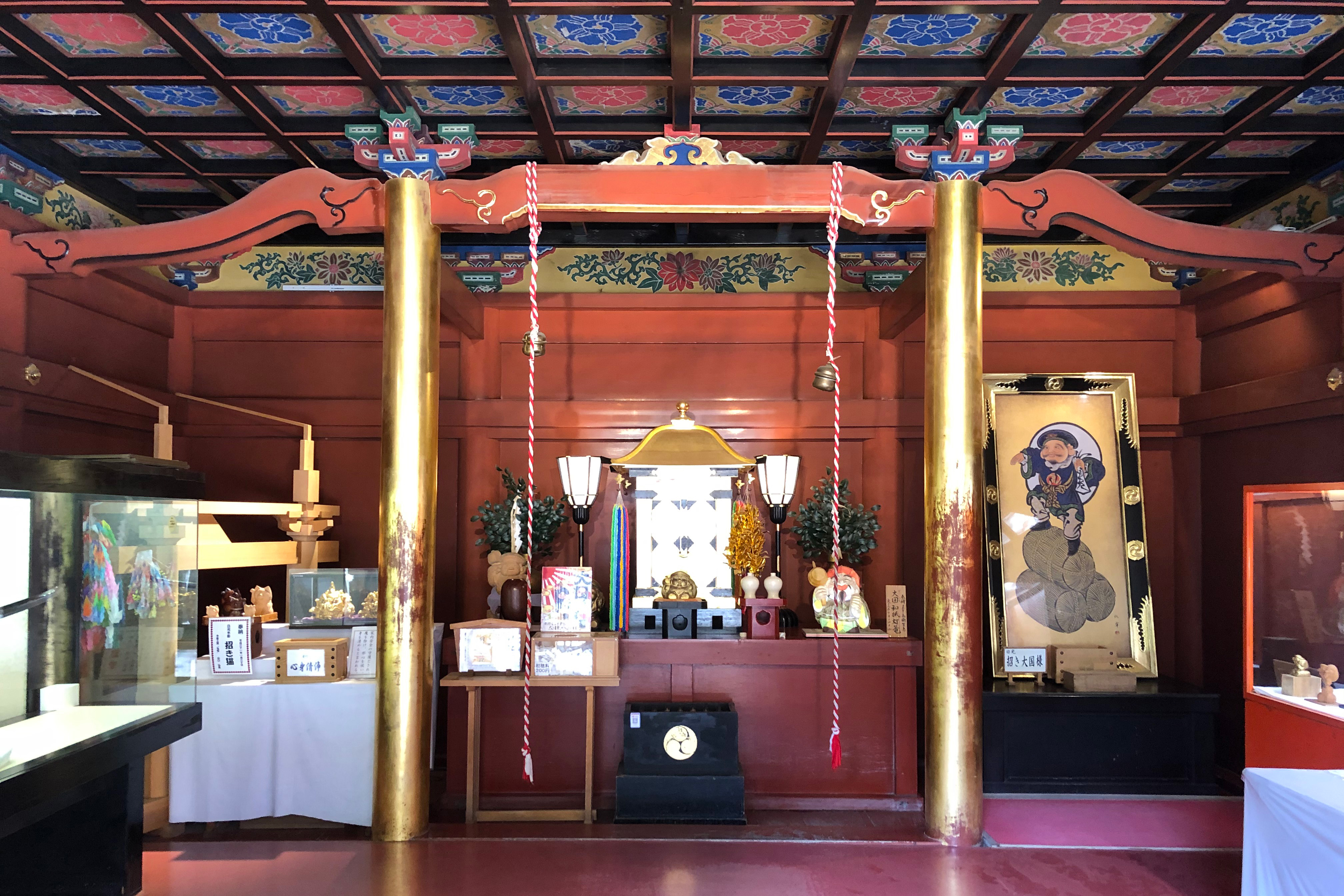 修建于1745年，供奉着在日本被广泛信仰的招福之神“大黑天（摩诃迦罗）”。在日光二荒山神社里，则被称作为“招福大国(黑)（Lucky Daikoku）”享有盛名。<br /><br />大黑天是佛教七福神之一，并被认为与掌管农业、商业、医疗的大已贵神是同一神祇。大已贵神在日本最早的史书《古事记》（公元712年）中也有记载。在到明治时代(1868年-1912年)之前，日本的佛教与神道相互融合，日光二荒山神社也就同时供奉着大已贵神和大黑天两位神明。<br /><br />大国殿內除了供参拜的供奉处之外，还摆放着各种大黑天的画像。<br /><br />立于入口右侧的石像是田道间守。田道间守是大和时代（250年-719年）传说中的人物，据说 “神仙果”就是由他受命带回日本的。这尊石像右手所持的橘枝是柑橘类的水果。他也被奉为点心之神。