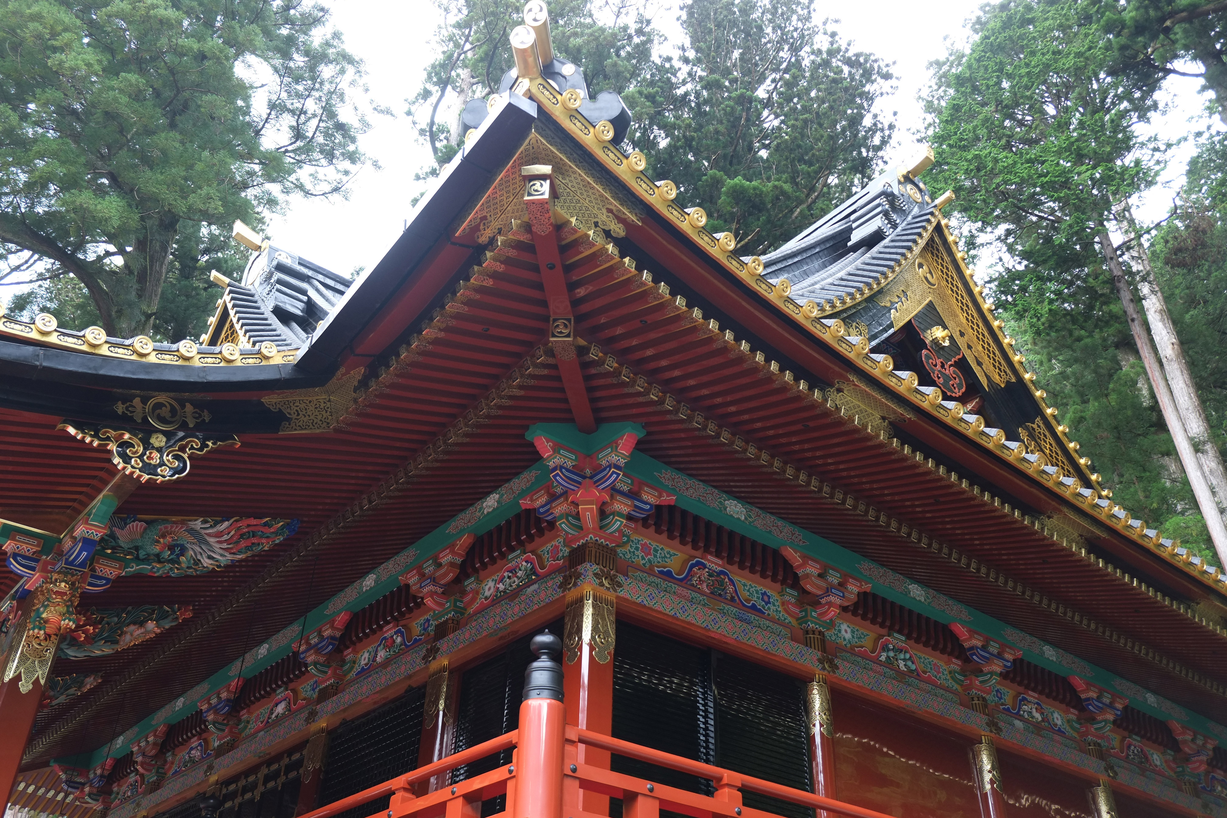 二荒山神社是日本最古老的神社之一，它的历史可以追溯到公元8世纪。由本社（主神社）、中宫祠、奥宫三部分组成。<br /><br />自古以来日光的男体山以及周围的群山作为神道圣地而广为人知。8世纪末，胜道上人（735年-817年）在男体山的山顶修建了祠堂，也就是现在的奥宫。在那之后，又在男体山山麓处，以及村落聚集处分别修建了中宫祠和二荒山神社本社。<br /><br />作为下野国（栃木县）规格最高的神社，二荒山神社一直深受当地百姓、武士和贵族的虔诚信仰所笃信。<br /><br />本殿供奉着大己貴神、田心姬神、味耜高彦根神三位神明，分别被认为是日光三山（男体山、女峰山、太郎山）的化身。<br /><br />拜殿<br />拜殿是进行祈祷的场所，有时祭典也会在这里举行。建筑内红黑相间的装饰，简约素朴而又充满力量。这里的武士像保护着本殿中供奉的神明，壁画则<br />绘有神明的使者——鹿。这座建筑由德川幕府第二代将军德川秀忠（1579年-1632年）于1619年捐建。<br /><br />本殿<br />本殿和拜殿由回廊连为一体，供奉着大己贵神（大国主神）、田心姬神（宗像女神多纪理姬子）、味耜高彦根神三位神明，是由1603年到1867年之间统治过日本的德川幕府第二代将军德川秀忠捐建而成。