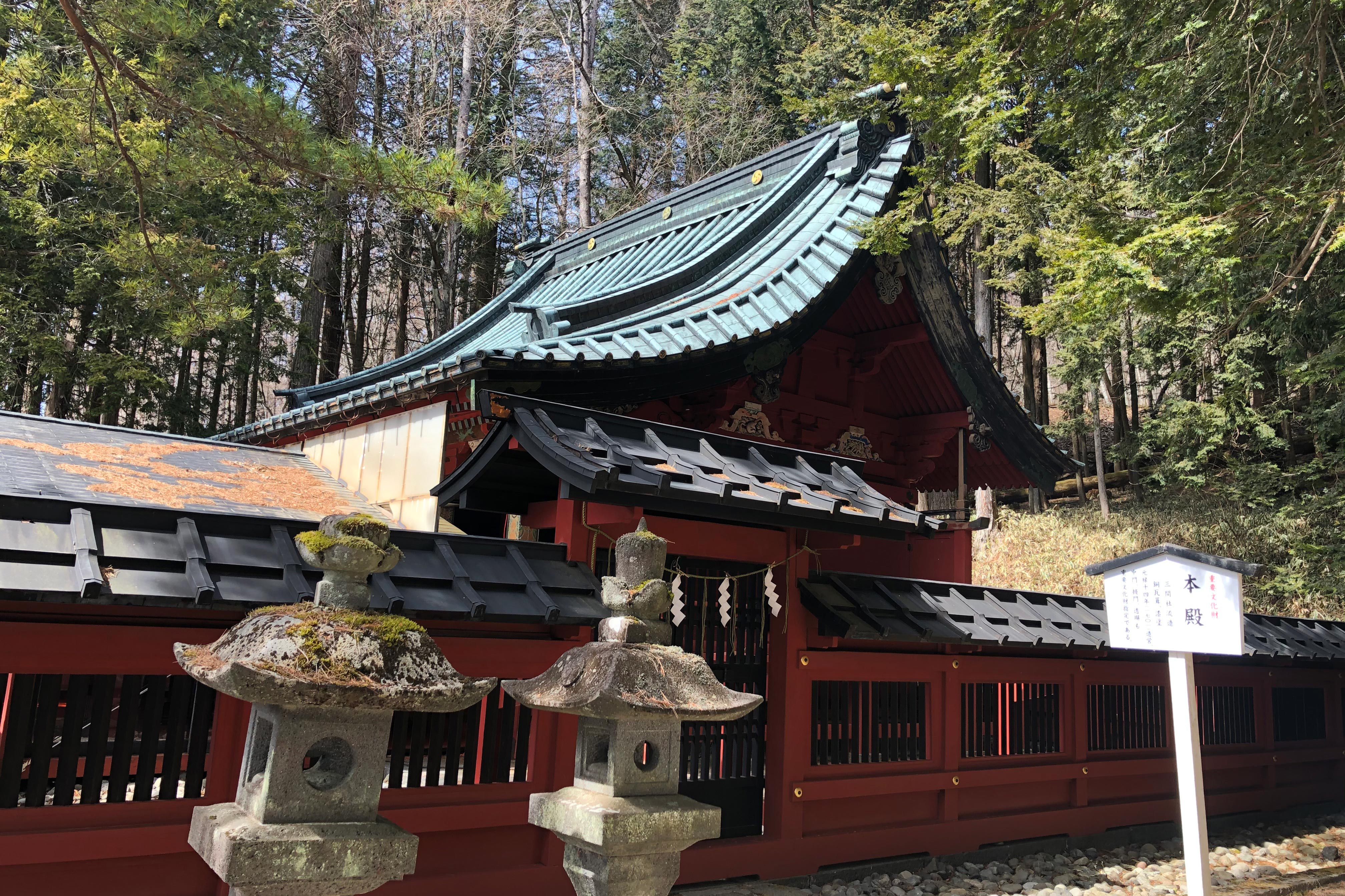 二荒山神社是日本最古老的神社之一，它的历史可以追溯到公元8世纪。由本社（主神社）、中宫祠、奥宫三部分组成。<br /><br />自古以来日光的男体山以及周围的群山作为神道圣地而广为人知。8世纪末，胜道上人（735年-817年）在男体山的山顶修建了祠堂，也就是现在的奥宫。在那之后，又在男体山山麓处，以及村落聚集处分别修建了中宫祠和二荒山神社本社。<br /><br />作为下野国（栃木县）规格最高的神社，二荒山神社一直深受当地百姓、武士和贵族的虔诚信仰所笃信。<br /><br />本殿供奉着大己貴神、田心姬神、味耜高彦根神三位神明，分别被认为是日光三山（男体山、女峰山、太郎山）的化身。<br /><br />拜殿<br />拜殿是进行祈祷的场所，有时祭典也会在这里举行。建筑内红黑相间的装饰，简约素朴而又充满力量。这里的武士像保护着本殿中供奉的神明，壁画则<br />绘有神明的使者——鹿。这座建筑由德川幕府第二代将军德川秀忠（1579年-1632年）于1619年捐建。<br /><br />本殿<br />本殿和拜殿由回廊连为一体，供奉着大己贵神（大国主神）、田心姬神（宗像女神多纪理姬子）、味耜高彦根神三位神明，是由1603年到1867年之间统治过日本的德川幕府第二代将军德川秀忠捐建而成。