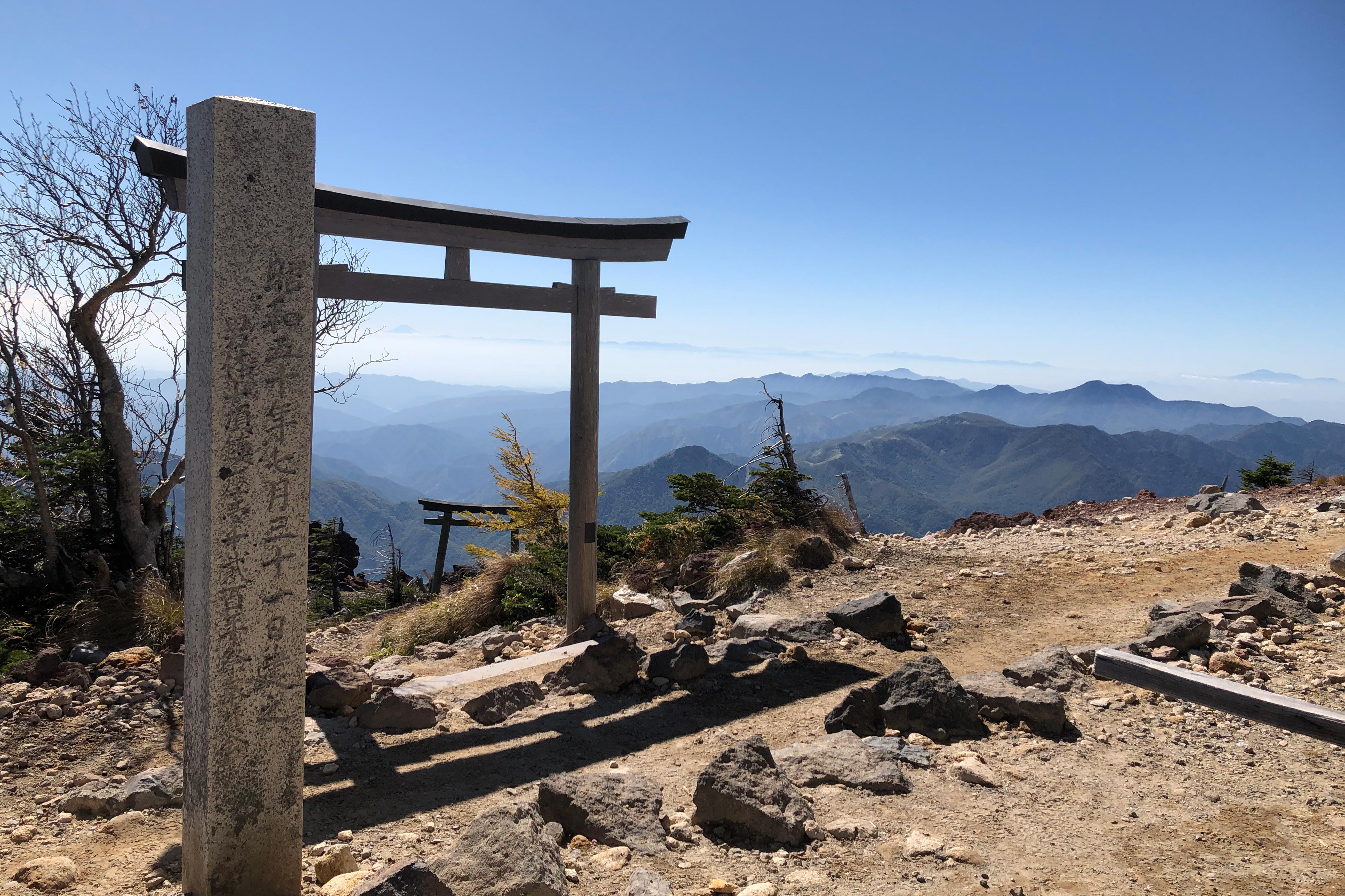 二荒山神社是日本最古老的神社之一，它的历史可以追溯到公元8世纪。由本社（主神社）、中宫祠、奥宫三部分组成。<br /><br />自古以来日光的男体山以及周围的群山作为神道圣地而广为人知。8世纪末，胜道上人（735年-817年）在男体山的山顶修建了祠堂，也就是现在的奥宫。在那之后，又在男体山山麓处，以及村落聚集处分别修建了中宫祠和二荒山神社本社。<br /><br />作为下野国（栃木县）规格最高的神社，二荒山神社一直深受当地百姓、武士和贵族的虔诚信仰所笃信。<br /><br />本殿供奉着大己貴神、田心姬神、味耜高彦根神三位神明，分别被认为是日光三山（男体山、女峰山、太郎山）的化身。<br /><br />拜殿<br />拜殿是进行祈祷的场所，有时祭典也会在这里举行。建筑内红黑相间的装饰，简约素朴而又充满力量。这里的武士像保护着本殿中供奉的神明，壁画则<br />绘有神明的使者——鹿。这座建筑由德川幕府第二代将军德川秀忠（1579年-1632年）于1619年捐建。<br /><br />本殿<br />本殿和拜殿由回廊连为一体，供奉着大己贵神（大国主神）、田心姬神（宗像女神多纪理姬子）、味耜高彦根神三位神明，是由1603年到1867年之间统治过日本的德川幕府第二代将军德川秀忠捐建而成。